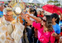 Fiéis comemoram o Espírito Santo em festa de Pentecostes no Taguaparque