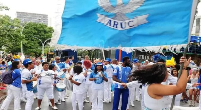GDF-abre-40-vagas-para-ambulantes-no-desfile-das-escolas-de-samba-696x383