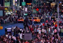 Adolescente abre fogo na Times Square e deixa três feridos em Nova York